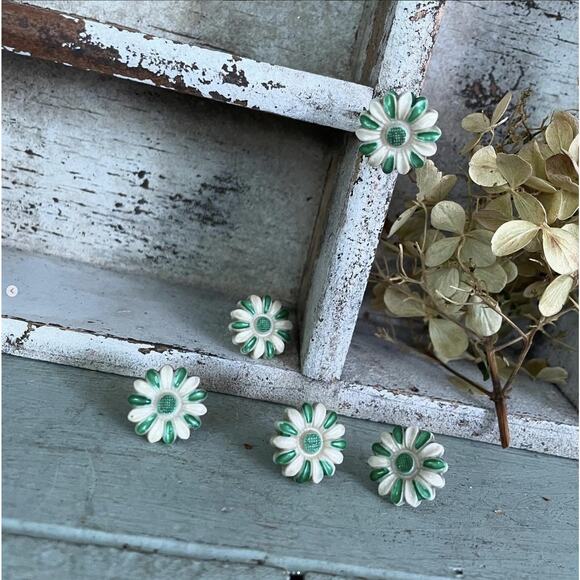 Vintage Push Pins Plastic Celluloid Flower Daisy Green White Cream SET OF 5 - Picture 3 of 4